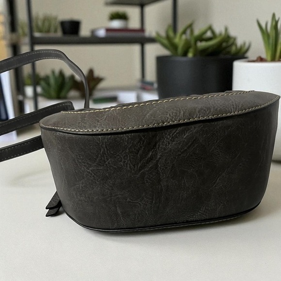 B.O.C. Crossbody Bag Purse Charcoal Embossed Floral Adjustable Strap Womens - Picture 9 of 10